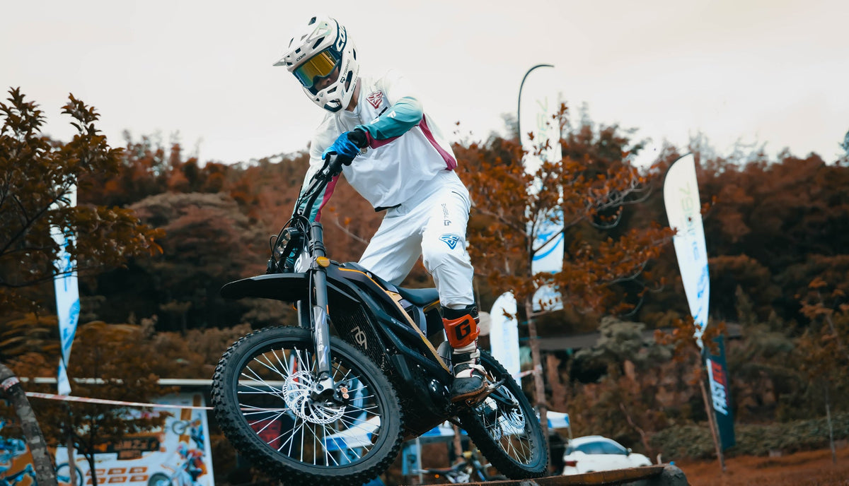Pilote en équipement blanc sur une 79Bike Falcon Pro lors d’un essai sur terrain.